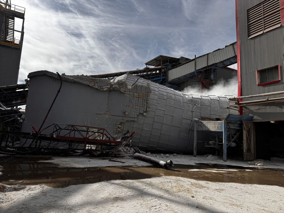 דרמה בנגב: מבנה קרס במפעל, עננה לבנה כיסתה אותו