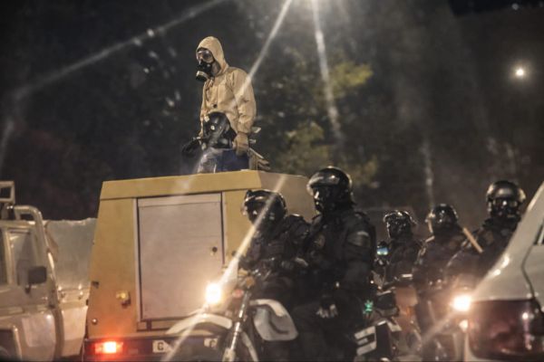 התפתחות מזעזעת באיראן: המשטר משתמש בנשק כימי נגד מפגינים