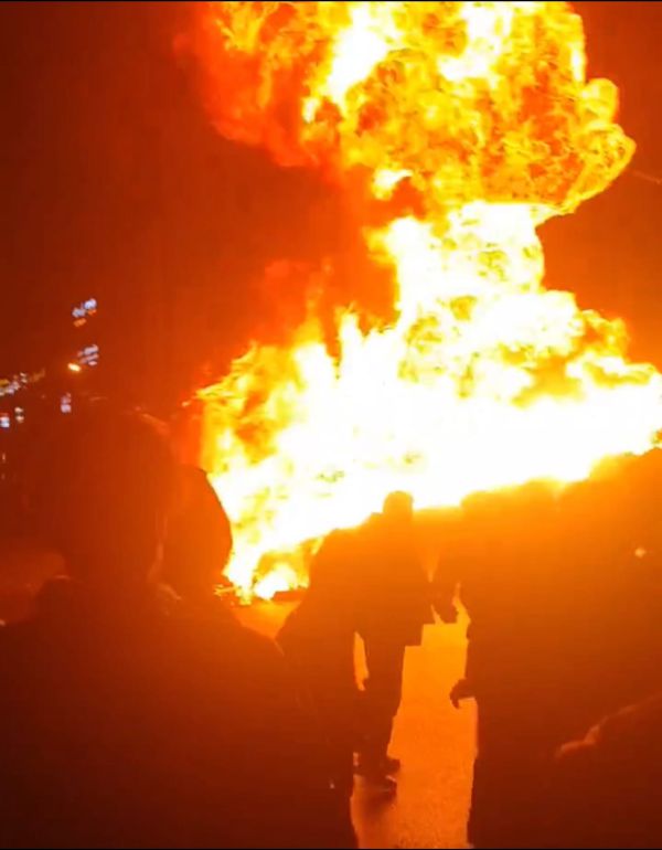 איראן בוערת: עשרות אלפי מפגינים מציתים את טהרן