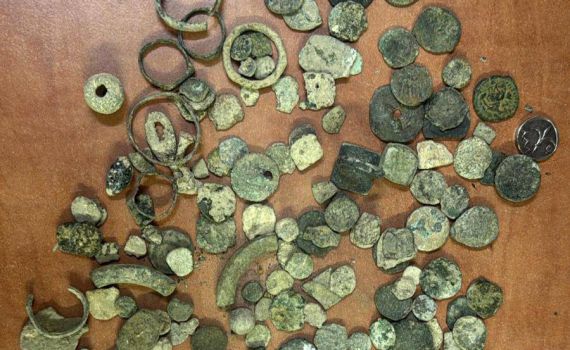 סיכול במעבר הבקעה: עשרות מטבעות עתיקים נתפסו בתוך קופסת טבק