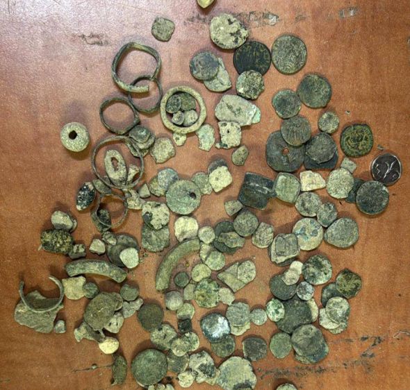 סיכול במעבר הבקעה: עשרות מטבעות עתיקים נתפסו בתוך קופסת טבק