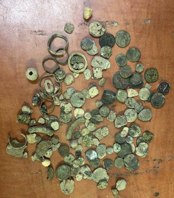 סיכול במעבר הבקעה: עשרות מטבעות עתיקים נתפסו בתוך קופסת טבק