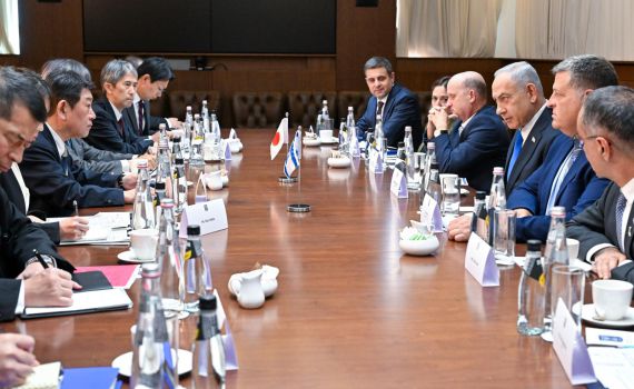 עליית מדרגה ביחסים: נתניהו נפגש עם שר החוץ היפני