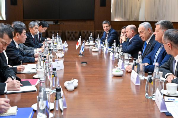 עליית מדרגה ביחסים: נתניהו נפגש עם שר החוץ היפני