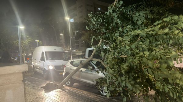 נזקי מזג האוויר: בת 47 נפגעה מחפץ שעף ברוח, מבנה קרס בנהריה