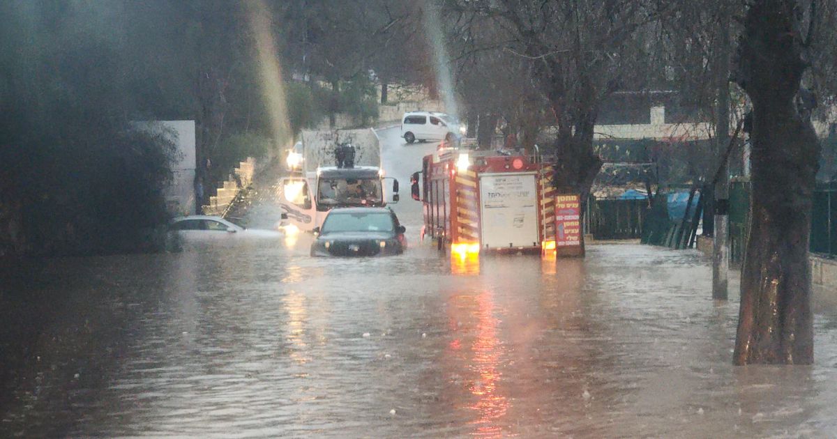 עדכונים מהסערה: מחסום המנהרות הוצף, זוג חולץ מרכב באבו גוש