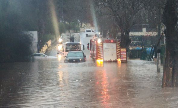 עדכונים מהסערה: מחסום המנהרות הוצף, זוג חולץ מרכב באבו גוש
