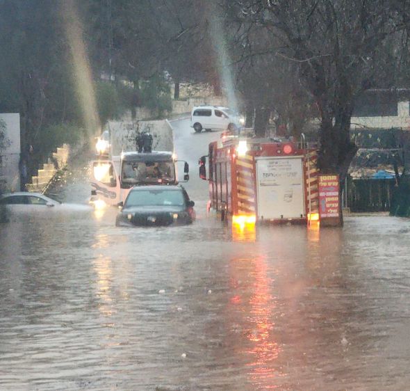 עדכונים מהסערה: מחסום המנהרות הוצף, זוג חולץ מרכב באבו גוש