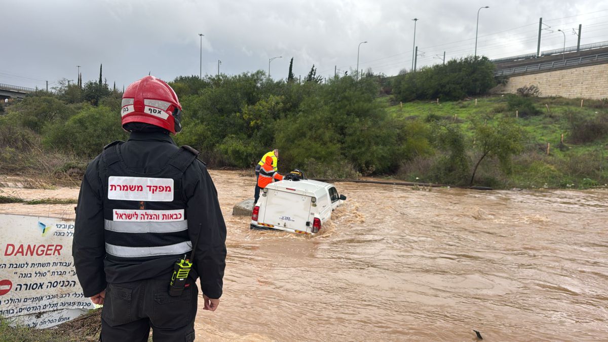 תיעוד מהחילוץ הדרמטי במרכז: נלכדו ברכב וחולצו בסירת הצלה