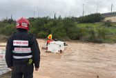 תיעוד מהחילוץ הדרמטי במרכז: נלכדו ברכב וחולצו בסירת הצלה