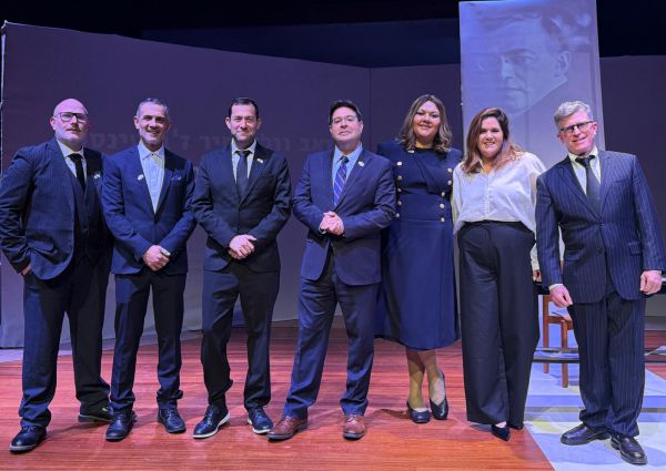 היסטוריה: פרימיירה לתיאטרון השומרון במנהטן