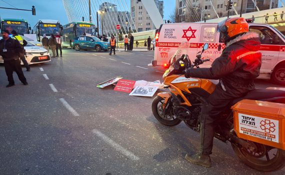 אירוע דריסה בירושלים: 3 נפצעו בהפגנה, סריקות אחר הנהג
