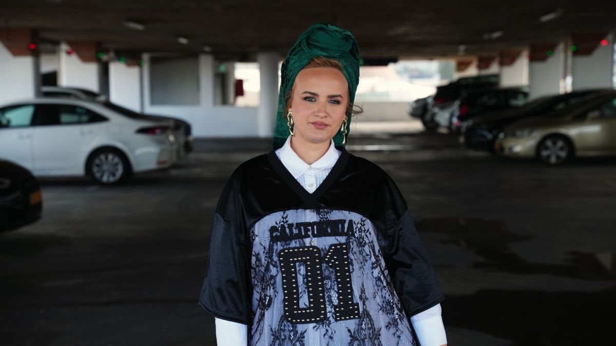 בין קודש להיפ-הופ: הזמרת הסרוגה אוריה שוברת מוסכמות בשיר חדש