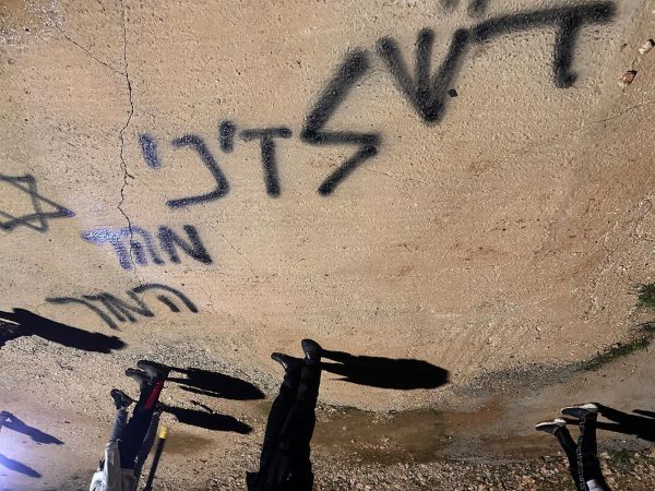 "דש לזיני מהר המור": רכבים הוצתו ברמאללה לצד גרפיטי בעברית