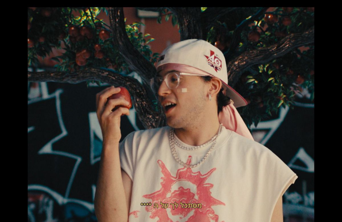 ברכה על תפוח ורמיזות מיניות: הסערה סביב הקליפ של שחר טבוך