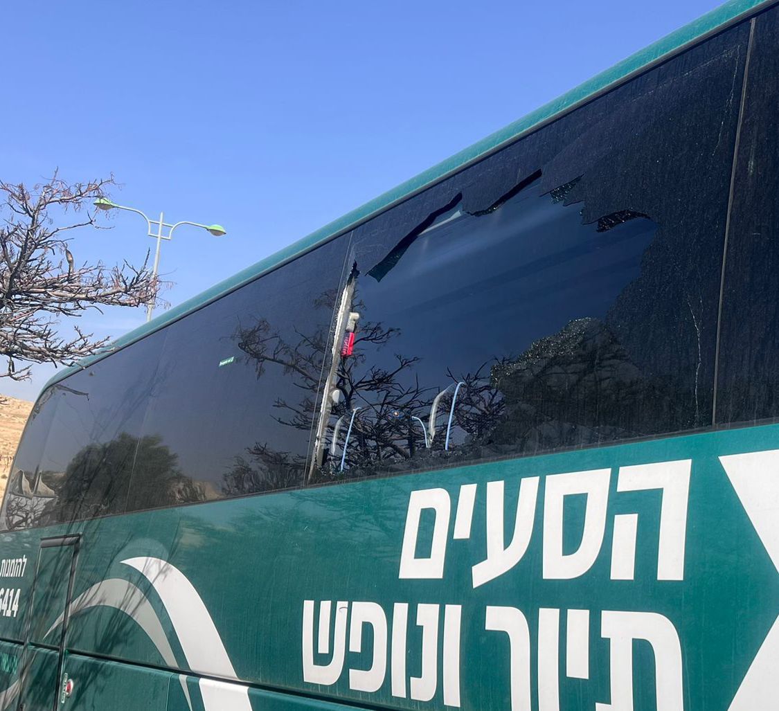 חשד לפיגוע בכביש 1: נעצרו חשודים שיידו אבנים לעבר אוטובוס