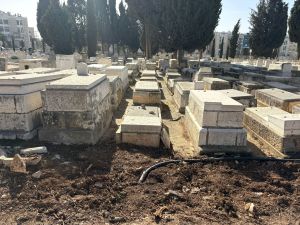 בעקבות הגשמים: קברים שקעו וקרסו בבית הקברות סנהדריה בירושלים