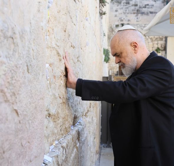 ראש ממשלת אלבניה ביקר בכותל: "חוויה ייחודית לעמוד כאן"