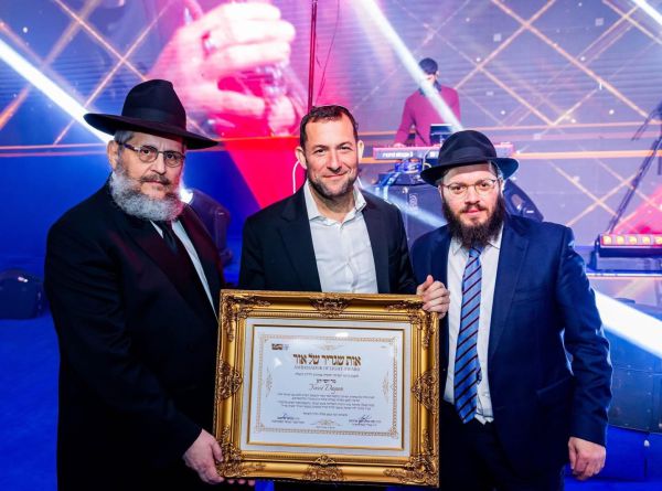 באירוע הענק: "שגריר של אור" של חב"ד הוענק ליוסי דגן