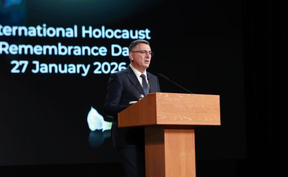 אירוע היסטורי: טקס לציון יום השואה הבינלאומי במדינה מוסלמית