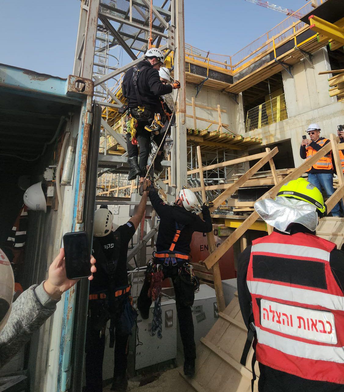 תיעוד: חילוץ מפעיל עגורן שנפצע כשטיפס בגבעת זאב