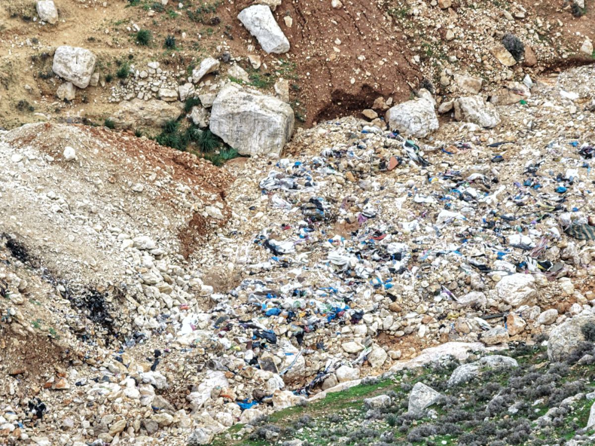 מחדל האשפה בעין פרת: פסולת פיראטית שטפה את שמורת הטבע