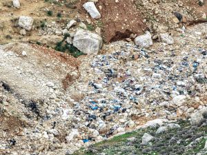 מחדל האשפה בעין פרת: פסולת פיראטית שטפה את שמורת הטבע