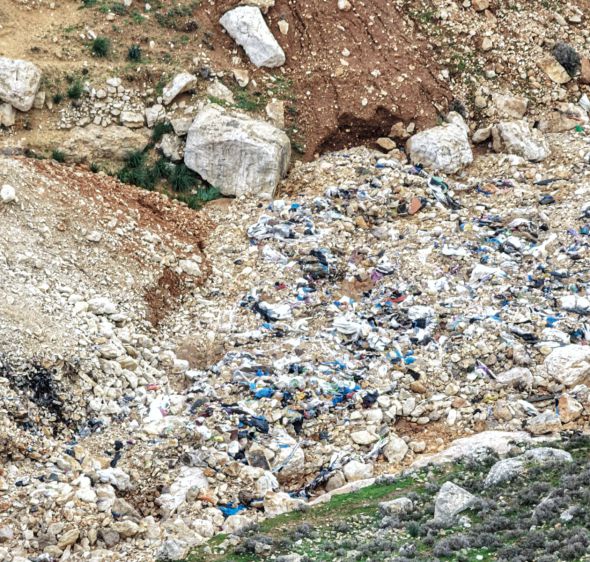מחדל האשפה בעין פרת: פסולת פיראטית שטפה את שמורת הטבע