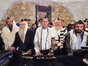 לראשונה מזה 25 שנה: תפילת שחרית לאור יום בקבר יוסף