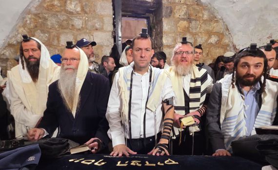 לראשונה מזה 25 שנה: תפילת שחרית לאור יום בקבר יוסף