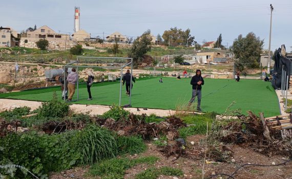 בניגוד לחוק: נחשפה בנייה של מגרש כדורגל פלסטיני