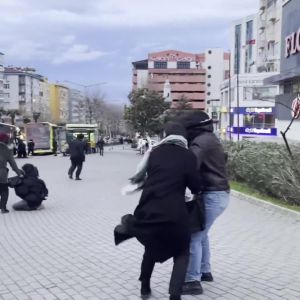 תיעוד מבהיל: רוחות עזות מעיפות הולכי רגל ברחוב