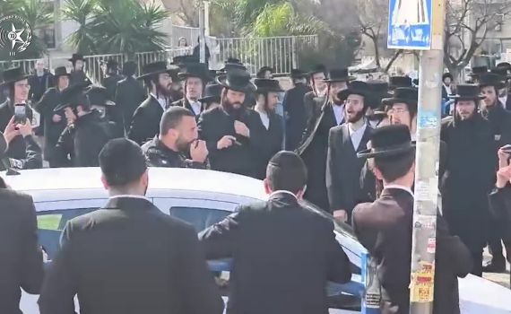 עשרות חרדים מתפרעים בירושלים במחאה נגד נתיחת גופות הפעוטות