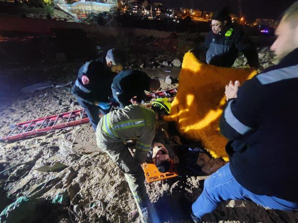 תיעוד דרמטי: חולץ נער ששקע בבוץ טובעני בירושלים