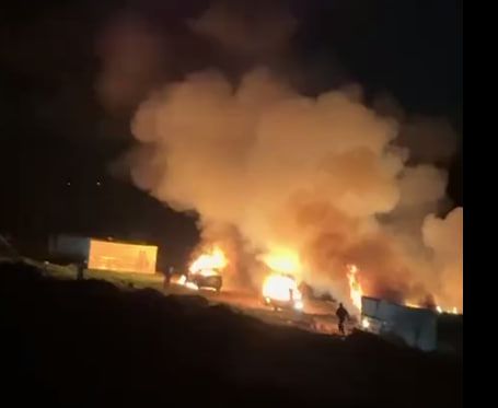 במהלך הלילה: יהודים הציתו אוהלים ורכבים בכפר פלסטיני