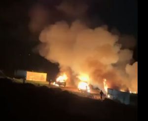 במהלך הלילה: יהודים הציתו אוהלים ורכבים בכפר פלסטיני