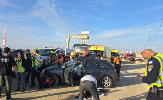 משאית פגעה ברכב פרטי: הרוגה ו-2 פצועים בתאונה בכביש 40