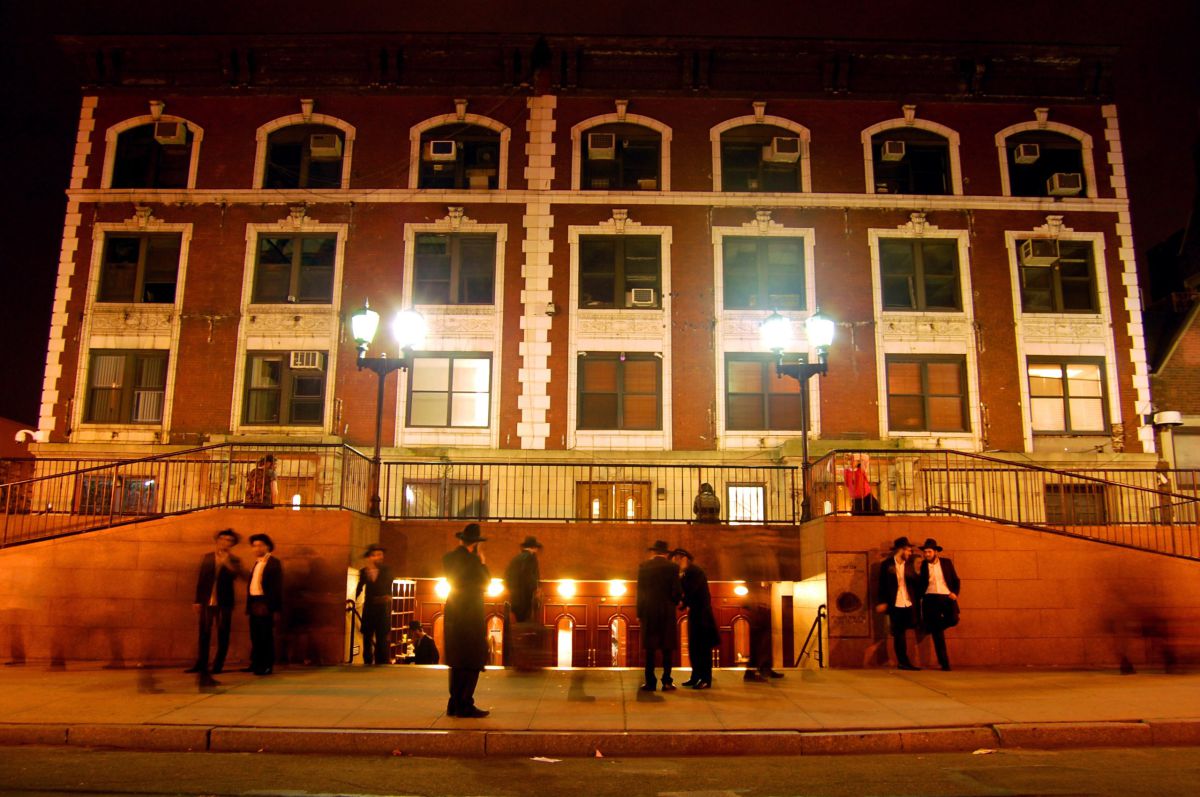 ניו יורק: רכב פגע במרכז חב"ד העולמי; הנהג נעצר