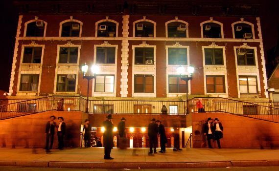 ניו יורק: רכב פגע במרכז חב"ד העולמי; הנהג נעצר