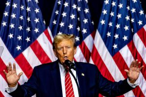 טראמפ בוחן: מכה צבאית שתפיח חיים במחאה באיראן