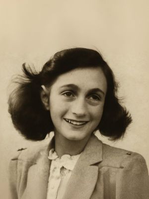 בגיל 96: הלכה לעולמה אווה שלוס, אחותה של אנה פרנק