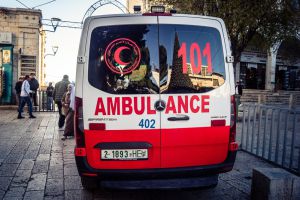 אנרכיסטים הסתננו באמבולנס כדי להגיע לחווה בהר חברון. צפו