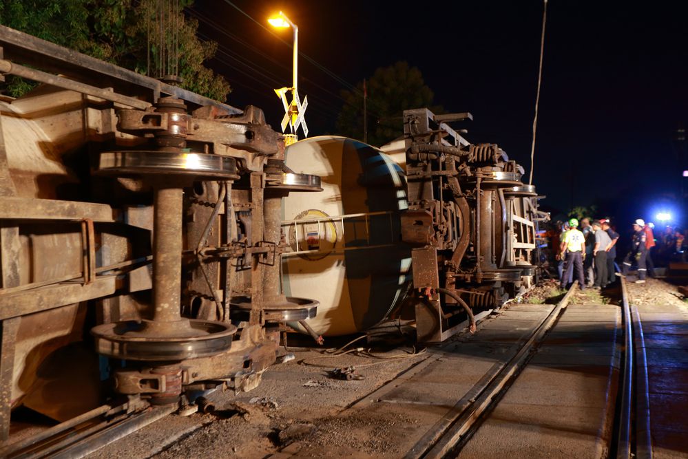 אסון בתאילנד: מנוף קרס על רכבת, לפחות 22 נהרגו