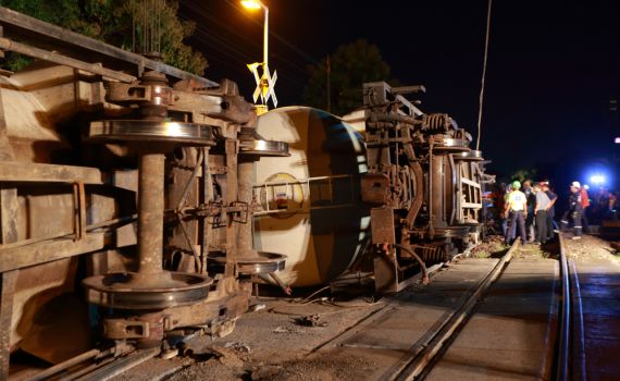 אסון בתאילנד: מנוף קרס על רכבת, לפחות 252 נהרגו