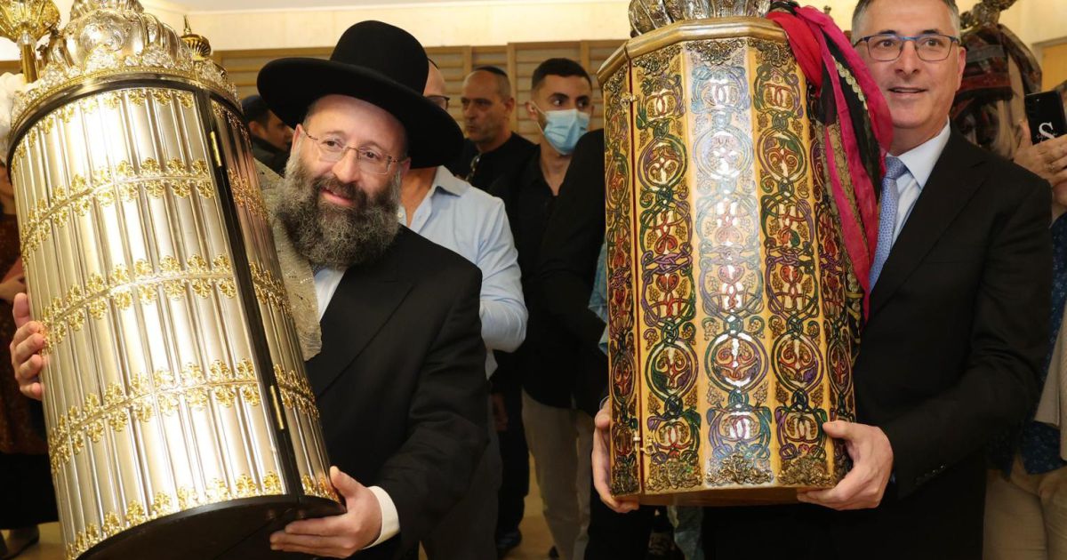 מרגש: קביעת מזוזה בבית הכנסת החדש של משרד החוץ | צפו בתיעוד