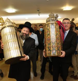 מרגש: קביעת מזוזה בבית הכנסת החדש של משרד החוץ | צפו בתיעוד