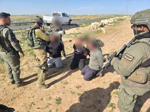 שלושה פלסטינים חשודים שתקפו קטינים באבנים ואלות