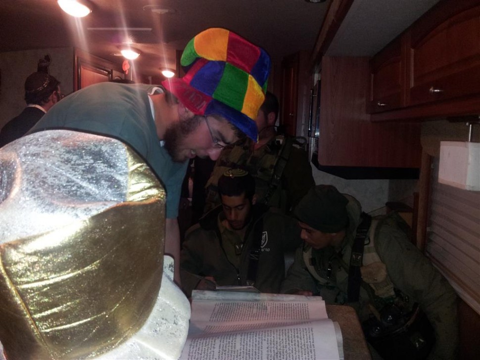 תושבי יצהר מקריאים מגילה בתוך הטנק לחיילים (1)