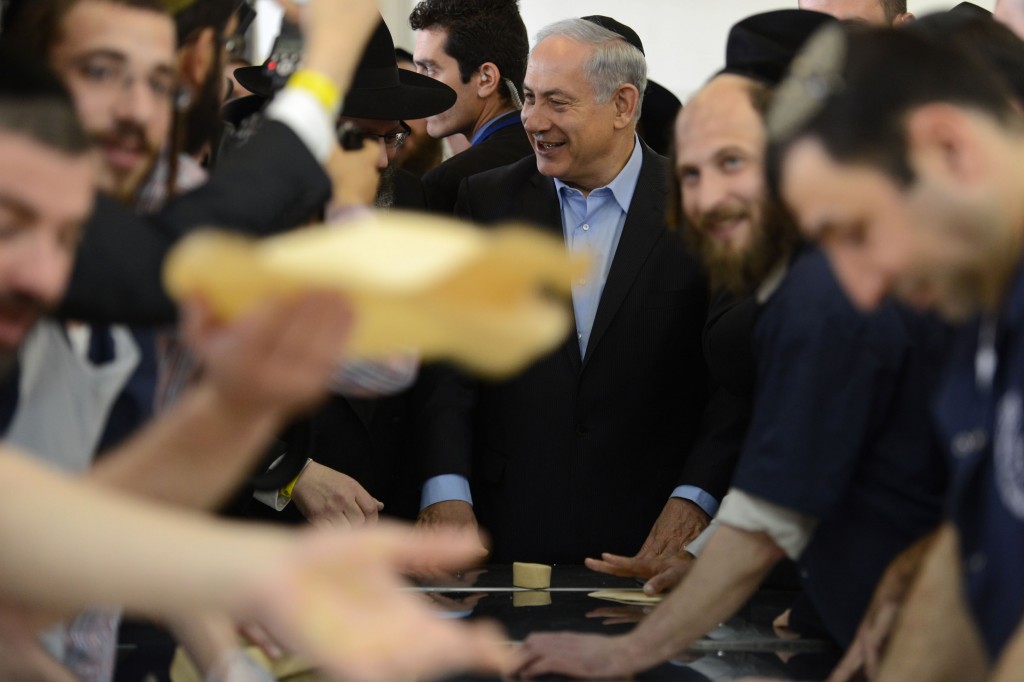 ראש הממשלה בנימין נתניהו מבקר במפעל לאפיית מצות לקראת חג הפסח בכפר חבד - 1.4.14 - צילום - קובי גדעון לעמ (2)