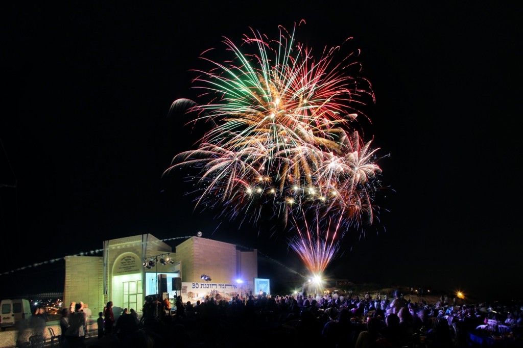 זיקוקים באיתמר על רקע בית הכנסת החדש